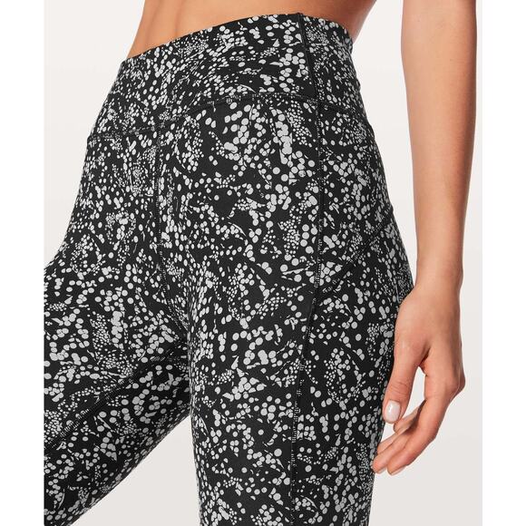 Lululemon In Movement 7/8 Tight Everlux 25" Size 6 - Picture 6 of 6